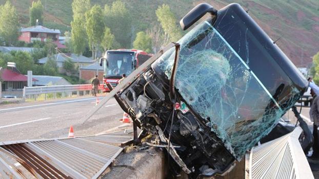 Bingöl’de yan yatan otobüsteki 3 kişi ağır yaralandı