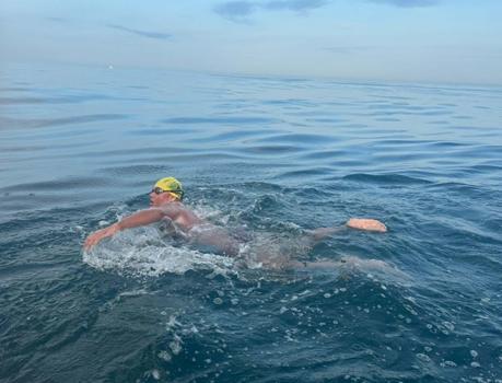 Otizmli ultra maraton yüzücüsü Tuna, Manş Denizi geçişinde 8 saati geride bıraktı