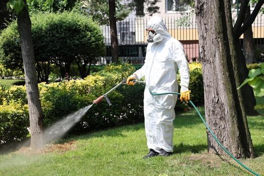 Bağcılar’da parklar ve yeşil alanlar ilaçlanıyor