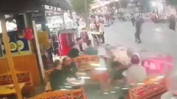 Gaziosmanpaşa'da sürücüsünün kontrolünden çıkan motosiklet kafeteryaya daldı