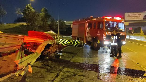 İstanbul- Bayrampaşa'da otomobil demir bariyere saplandı