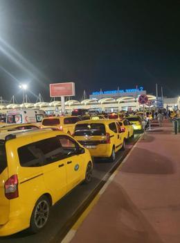 Havalimanında taksiciler iş bıraktı, transfer hizmeti durdu