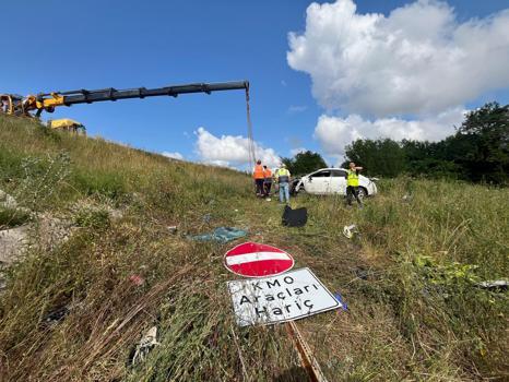 Otomobil, bariyere çarpıp şarampole devrildi; 4’ü ağır, 8 yaralı / Ek fotoğraflar