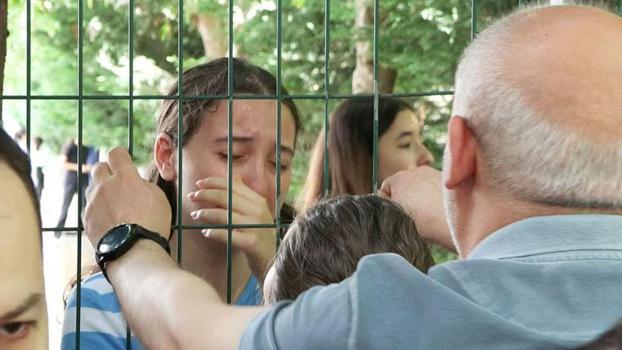LGS'de ikinci oturum öncesi öğrenci ve veliler buluştu; bazı öğrenciler gözyaşlarını tutamadı
