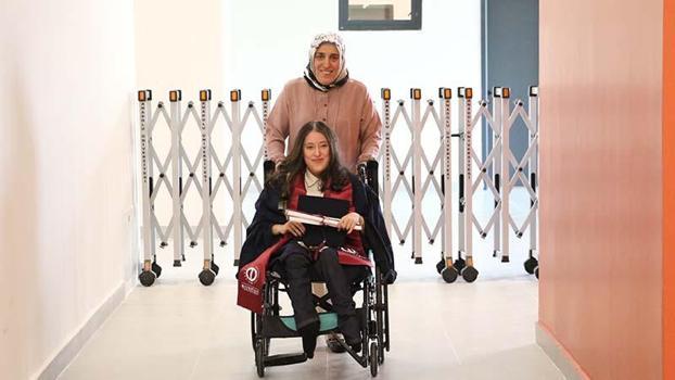 İlkokul ve ortaokula annesinin sırtında giden engelli Tuana üniversiteden mezun oldu