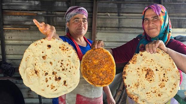 Depremzede kadınların tandır mesaisi; ekmeklerini ateşten çıkarıyorlar