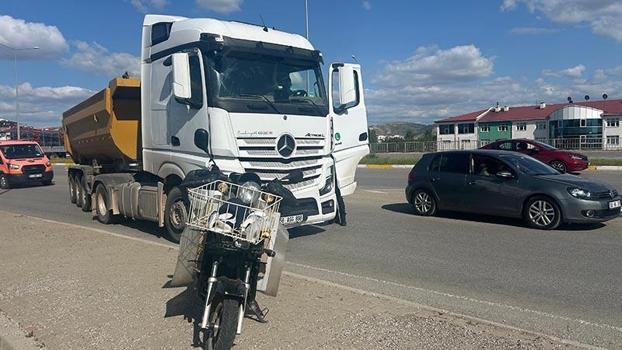 TIR'ın çarptığı elektrikli bisikletin sürücüsü ağır yaralandı