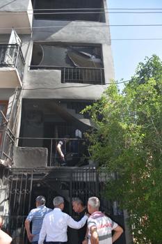 İzmir'de 3 katlı binada yangın paniği; Defne'yi mahalleli kurtardı