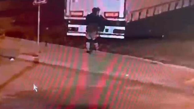 Esenyurt'ta TIR'dan hırsızlık yapan şüpheli dronla takip edilerek yakalandı