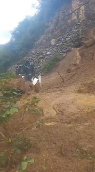 Rize'de heyelan; kapanan köy yolu ulaşıma açıldı