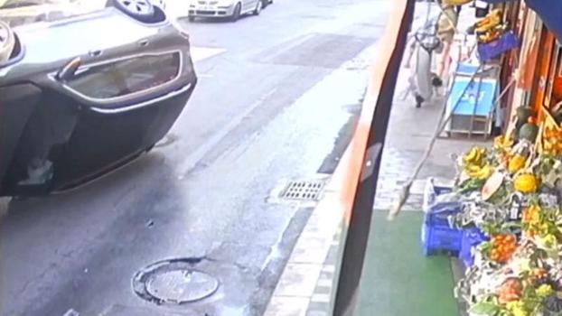 Sarıyer’de motosiklete çarpıp kaçan cip devrildi, kaza güvenlik kamerasında