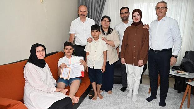Kanser hastası Muhammed’in evinde karne töreni; Galatasaraylı futbolcularla tanışmak istiyor