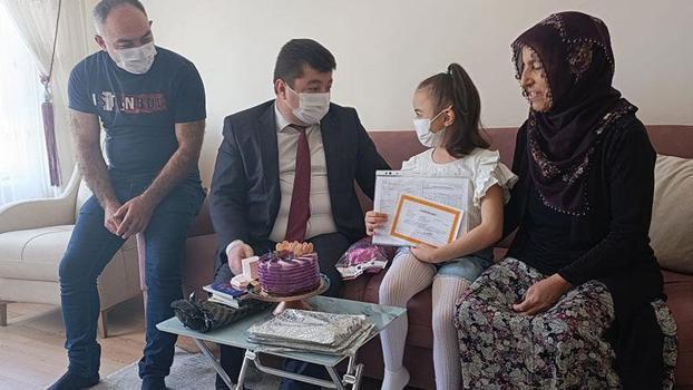 Annesinin karaciğeriyle hayata tutunan Hayrünnisa’nın karnesi, evinde verildi