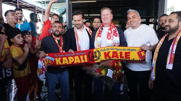 Kayserispor’un yeni teknik direktörü Markus Gisdol çiçeklerle karşılandı