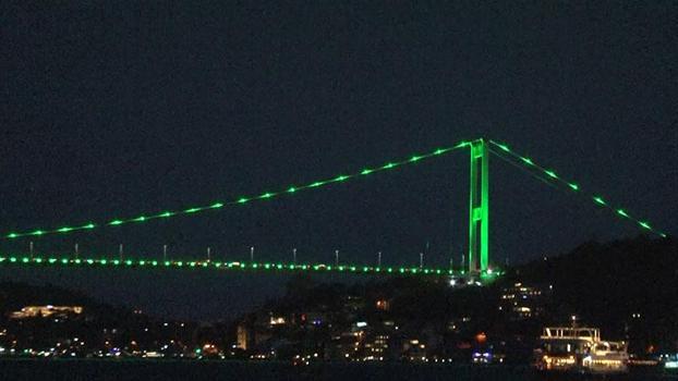 FSM Köpürüsü, 'Skolyoz Farkındalık Günü' sebebiyle yeşil renkle aydınlatıldı