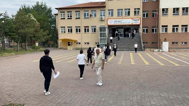 Kayseri'de YKS heyecanı; 2 dakika kala koşarak geldi