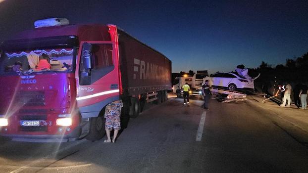 Yolda park halindeki TIR’a çarpan otomobilin sürücüsü yaralandı