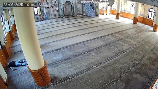 Sultangazi'de camide uyudu, cep telefonu çalındı; hırsızlık anı kamerada