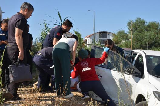 Otomobilde sıkışan yolcuyu itfaiye kurtardı