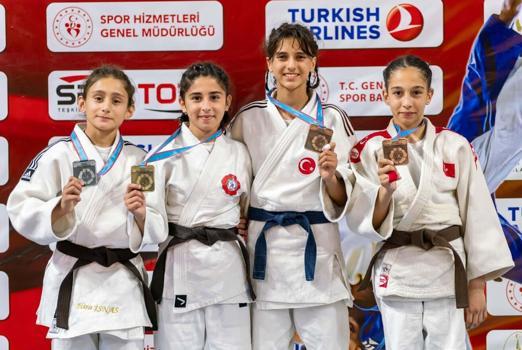 Yunusemre'de judocular 3 madalya ile döndü