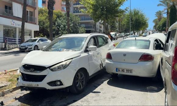 Kuşadası'nda otomobil karşı yöne geçip araçlara çarptı;  5 yaralı