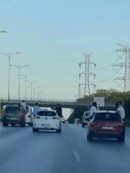 İstanbul - Bayrampaşa'da düğün konvoyunda araçların camlarından sarktılar, kazadan son anda kurtuldular