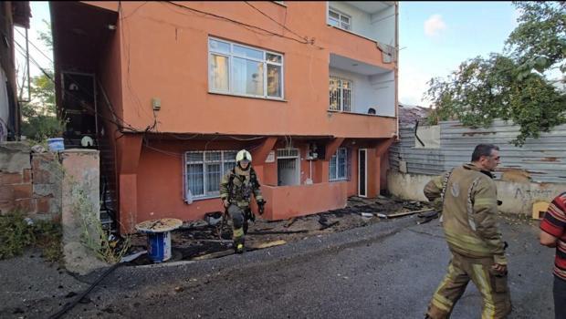 İstanbul- Ümraniye'de 3 katlı binanın çatısı alev alev yandı