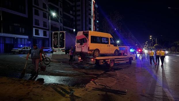 Kayseri’de otomobil ile minibüs çarpıştı: 9 yaralı