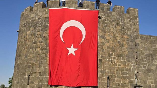 Diyarbakır surlarına Türk bayrakları asıldı