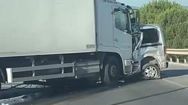 Karşı şeride geçip, TIR'la çarpışan hafif ticari aracın sürücüsü öldü