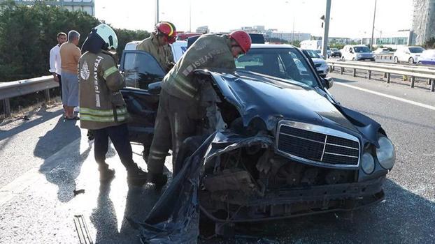 Sultanbeyli TEM Otoyolu'nda hafif ticari araç bariyerlere vuran otomobile çarptı: 4 yaralı