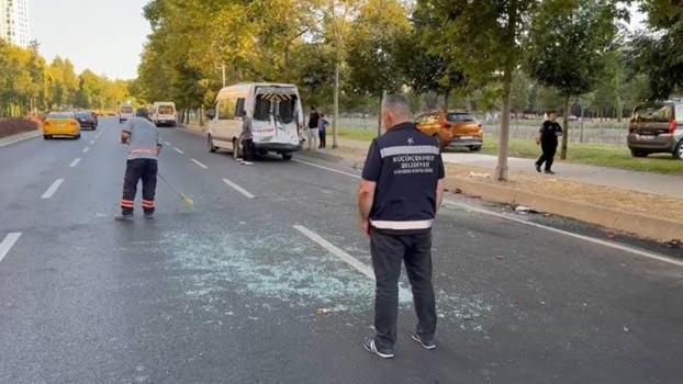 Küçükçekmece’de hafif ticari araç servis minibüsüne çarptı: 4 yaralı