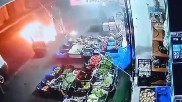 Küçükçekmece'de markete molotoflu saldırı kamerada