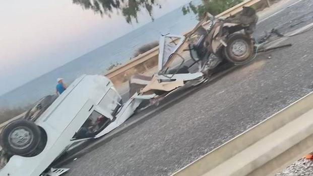 Bariyere çarpan otomobil ikiye bölündü: 1 ölü, 1 yaralı