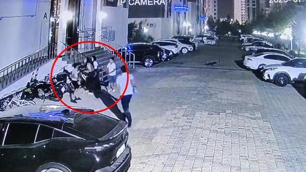 Oğlu ile tartışan çocuğa silah çekip, havaya ateş etti; o anlar kamerada