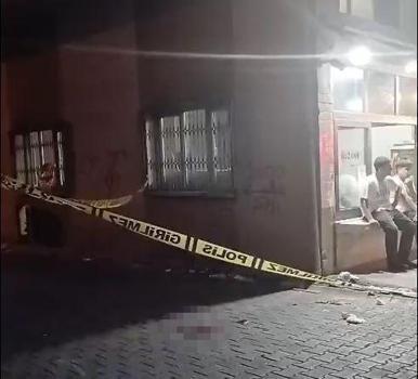 Sokakta darbedilip, bıçaklandı