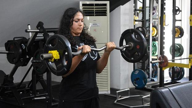 Depremzede Zehra, bilek gücüyle hayata yeniden tutundu