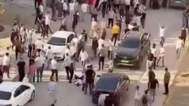 Çocukların kavgasına ailelerin de karıştığı bıçaklı kavga kamerada: 2 yaralı