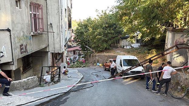 Beyoğlu'nda devrilen ağaç elektrik direklerini yıktı: 2 araç hasar gördü