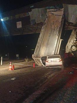 Damperi açılan kamyona otomobil çarptı; 1 ölü, 3 yaralı