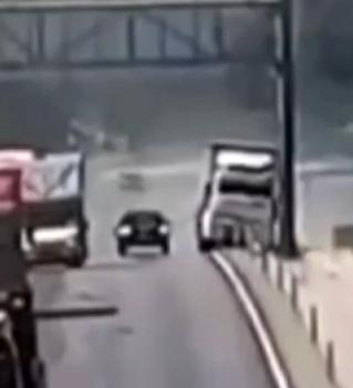 TIR'ın yol kenarındaki direğe çarptığı ölümlü kaza kamerada