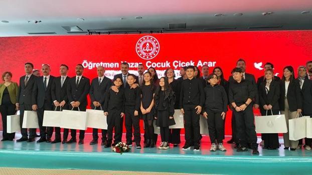 Bakan Tekin: Öğretmenlerimizin yazdığı hikayeleri 1 milyon baskı yapıp dağıtacağız