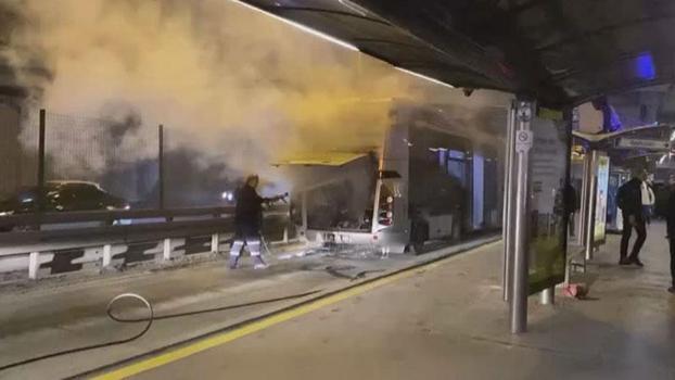 Edirnekapı'da metrobüsün motor kısmında çıkan yangın söndürüldü