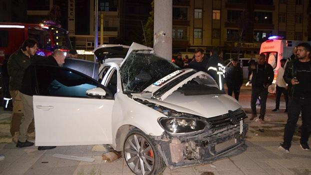 Otomobil elektrik direğine çarptı; 2 yaralı