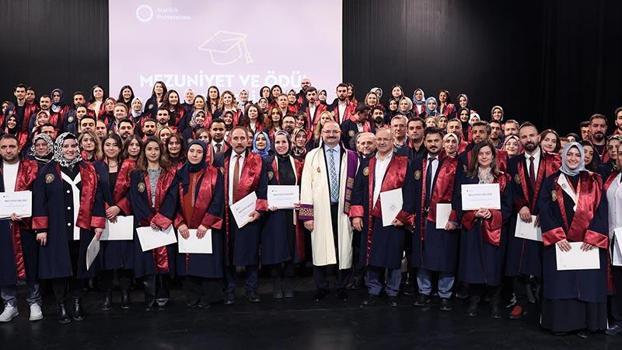 Doktora mezunları, şarkılar eşliğinde belge aldı