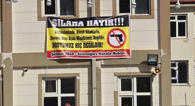 Gaziantep’teki düğünde silah karşıtı pankart açtılar