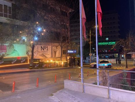 Motosikletli şüpheli caddede tabancayla rastgele ateş açtı