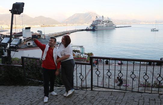 Fransız turistler, lüks yolcu gemisi ile Alanya'ya geldi
