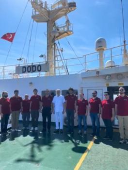 Okyanusun ortasında Atatürk'e saygı duruşu