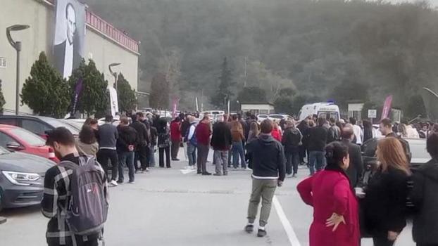 TV binasına silahla girdi; özür dilenmesini istedi